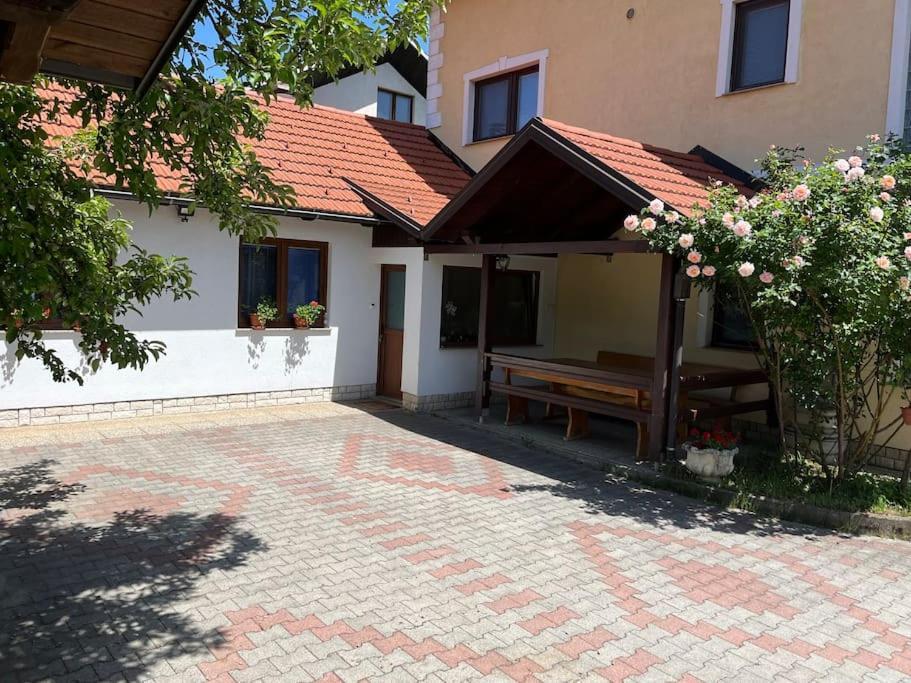 Room In Otocac Helena Exterior photo